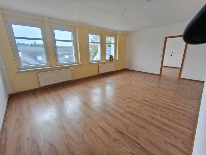 helle 93m² 3 Zimmer Wohnung in Geyer