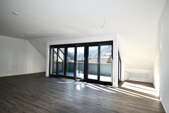 * Zentral mit Dachloggia und Lift *
