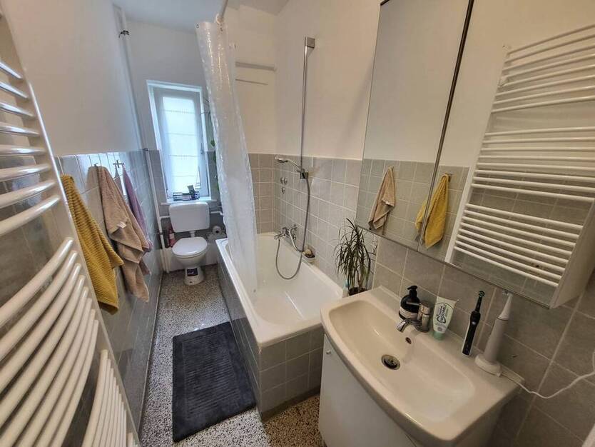 Zentrale Lage: Sanierte 2-Zimmer-Wohnung mit Balkon in HL-St. Jürgen (Nähe Uni), Ratzeburger Allee