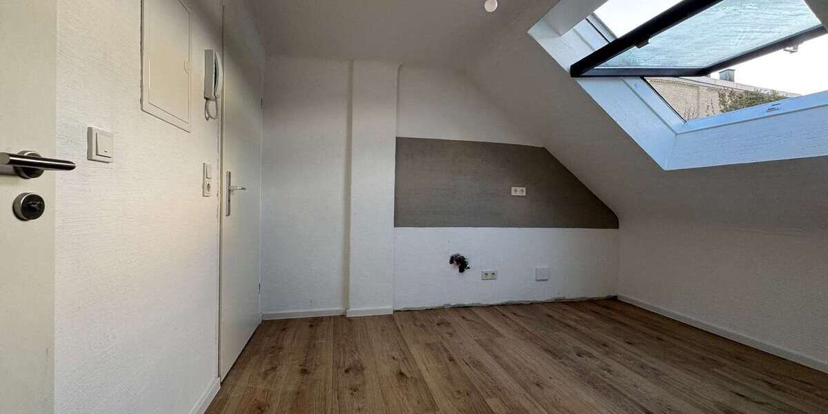 Sanierte 2-Zimmer-Dachgeschosswohnung mit neuem Bad in Ensheim - Dachgeschoßwohnung Saarbrücken-Halberg Halberg | Angebot:26764265