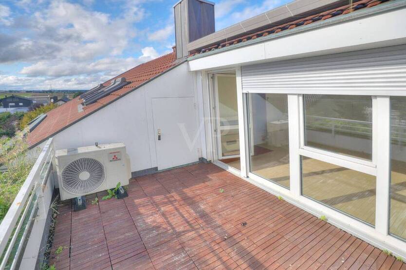 Helle 4-Zimmer-Wohnung mit Loggia und Garage