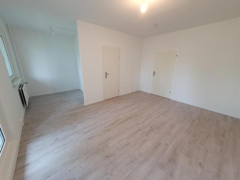 Renovierte SingleWohnung mit verglasten Balkon im Hochparterre - Ab dem 20.10.2025