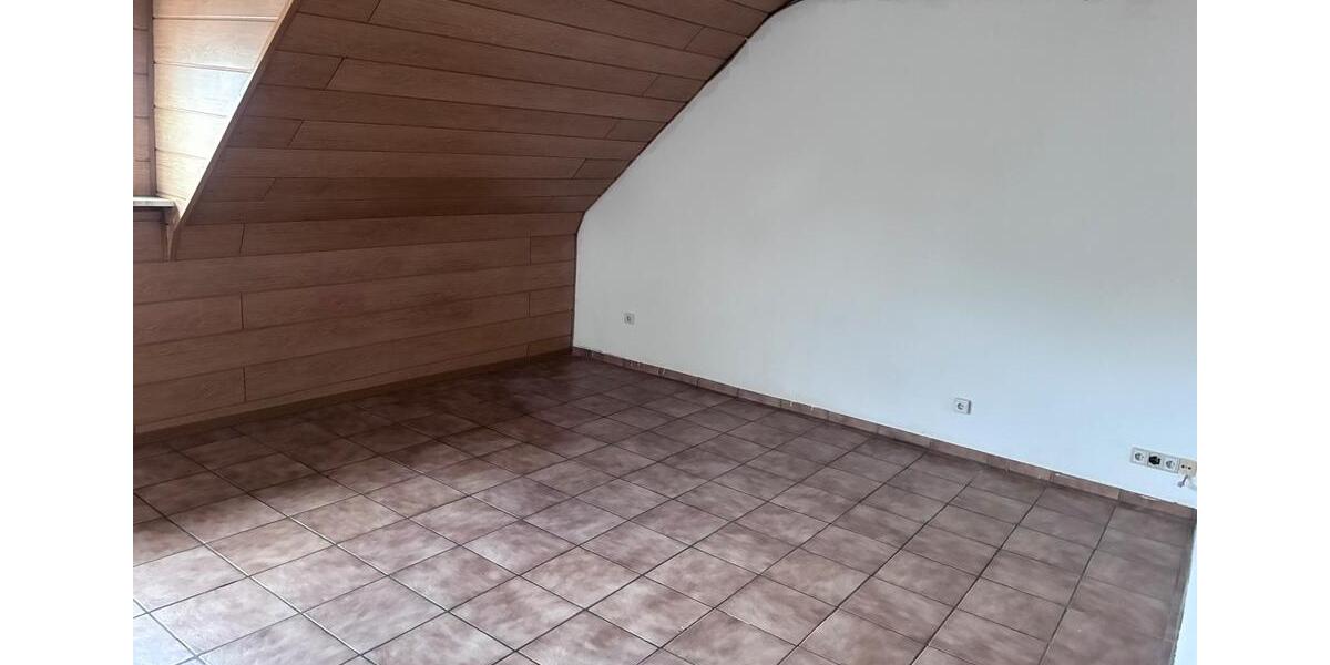 Dachgeschoßwohnung Püttlingen - 3 Zimmer, 90 m&sup2;, 600&euro; | Angebot:24839798