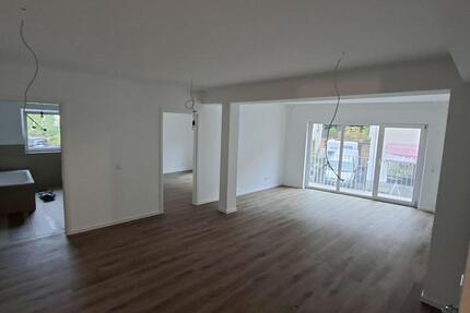Erstbezug! 3 Zimmer Wohnung, Einbauküche, Tageslichtbad (Badewanne), Gäste WC, Balkon, Stellplatz 3 zimmer