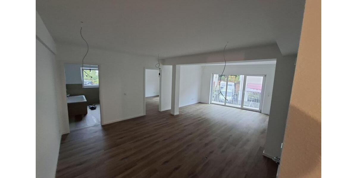 Erstbezug! 3 Zimmer Wohnung, Einbauküche, Tageslichtbad (Badewanne), Gäste WC, Balkon, Stellplatz 3 zimmer