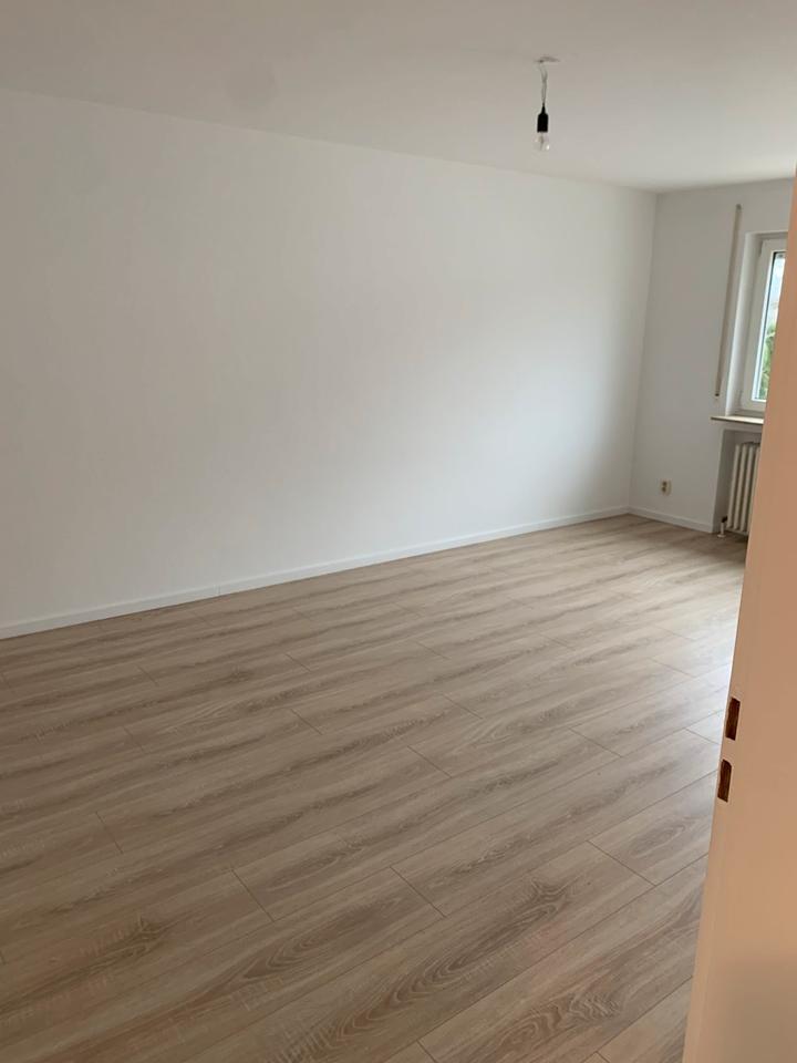 Vollständig renovierte 3 Zimmer Wohnung, mit Balkon und EBK zimmer