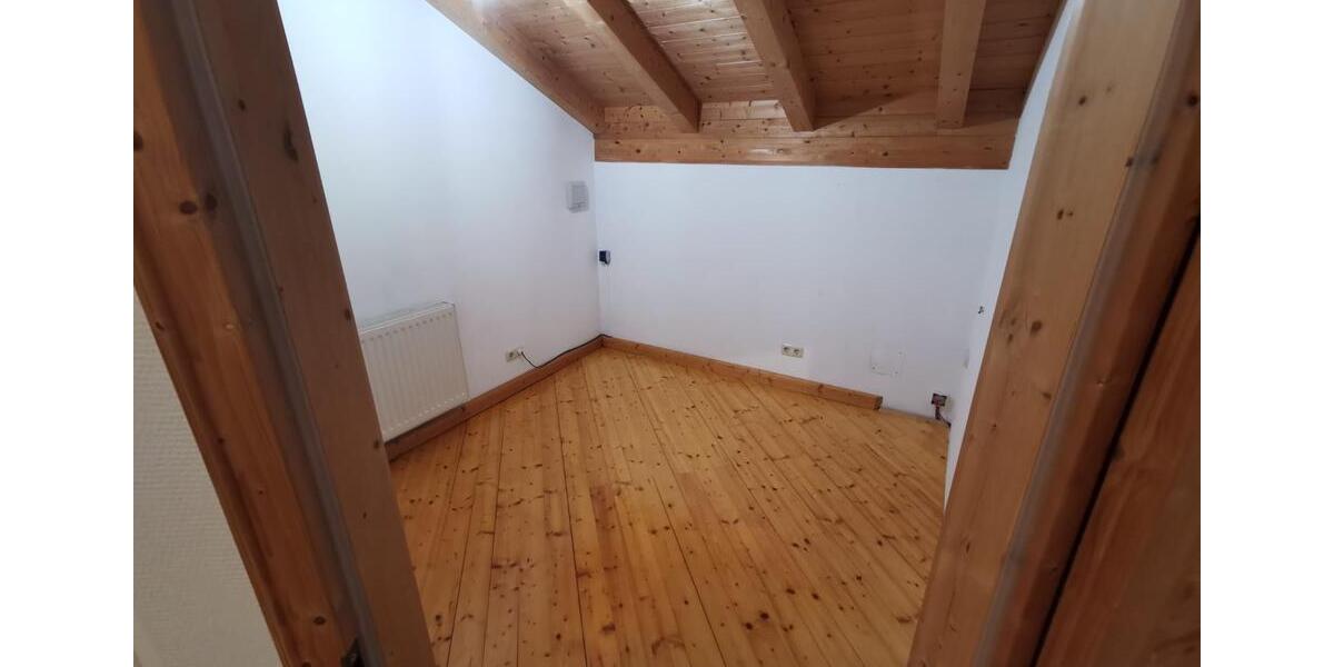 Dachgeschoßwohnung Ebensfeld - 3 Zimmer, 83 m&sup2;, 700&euro; | Angebot:25080726