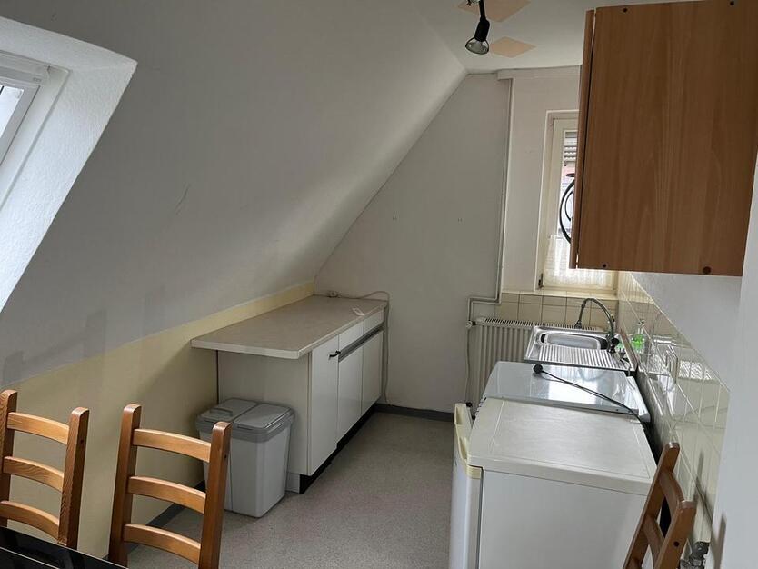 Dachgeschoßwohnung: 2 Zimmer, Küche, Bad mit Einbauküche