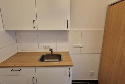 Jetzt aber schnell! Eure 2-Zimmer-Wohnung mit Einbauküche und Balkon wartet nicht lange!