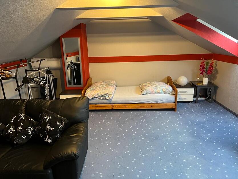 WG-Zimmer im Reihenhaus 30 qm Dachgeschoß, hell, sehr ruhig zimmer