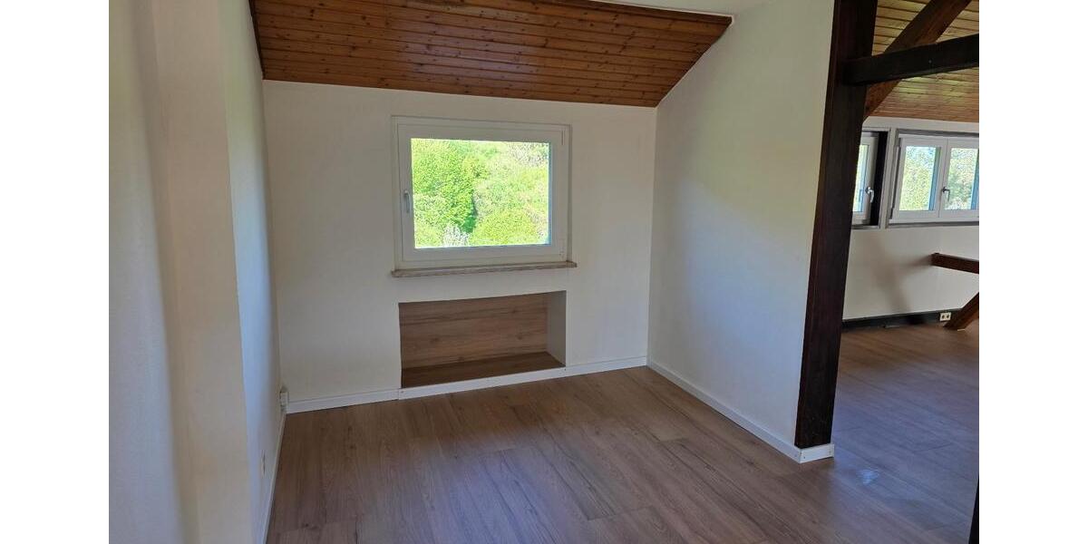 Dachgeschoßwohnung Pforzheim Weststadt - 2 Zimmer, 98 m&sup2;, 850&euro; | Angebot:26603036
