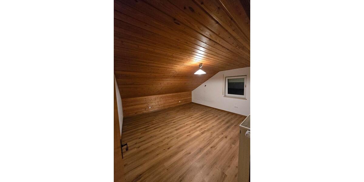Dachgeschoßwohnung Grünberg - 3 Zimmer, 93 m&sup2;, 900&euro; | Angebot:26432407