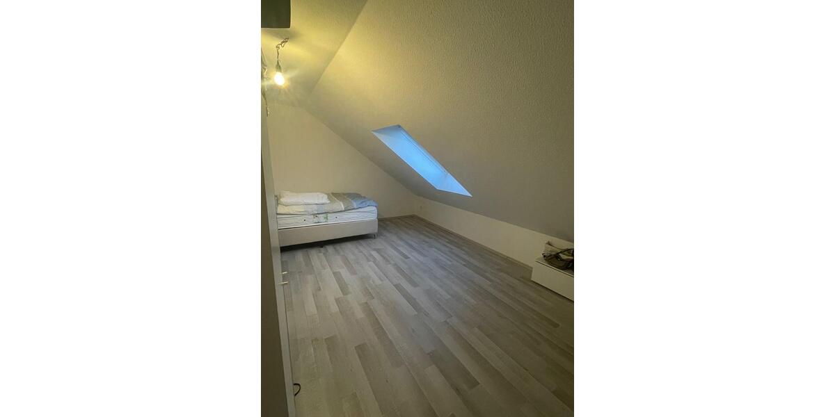 Dachgeschoßwohnung Hannover Herrenhausen-Stöcken - 4 Zimmer, 100 m&sup2;, 1.250&euro; | Angebot:25959114