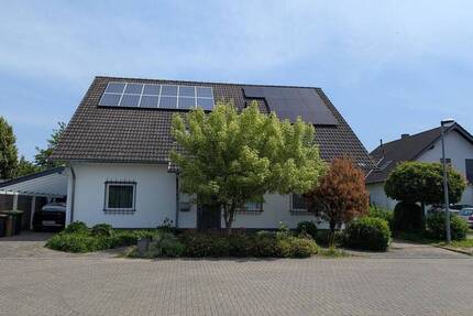 Hochwertige EG-Wohnung in ruhiger Wohnlage(EBK, 2PKW SP, Kamin, Wintergarten)