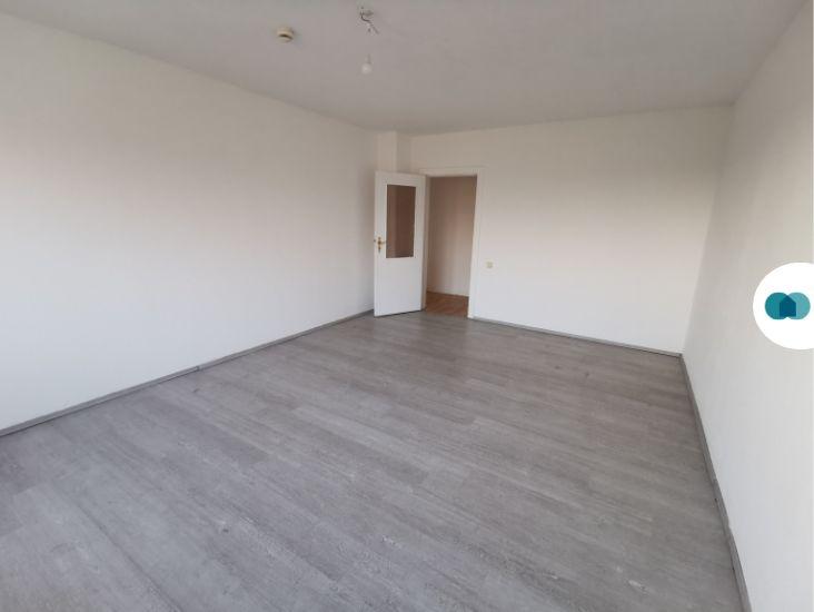 **Wohnen mit Ausblick: Renovierte und großräumige 2-Zi.-Whg. mit Balkon** zimmer