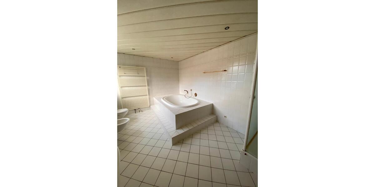 Dachgeschoßwohnung Beverungen - 4 Zimmer, 180 m&sup2;, 900&euro; | Angebot:26491222