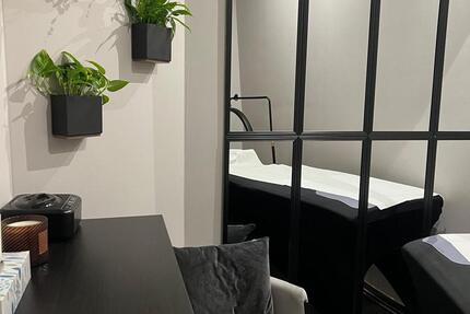 BehandlungsraumRaum zur Untermiete in angesehenem Kosmetikstudio zimmer