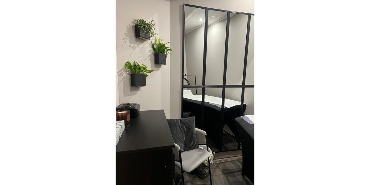 BehandlungsraumRaum zur Untermiete in angesehenem Kosmetikstudio zimmer