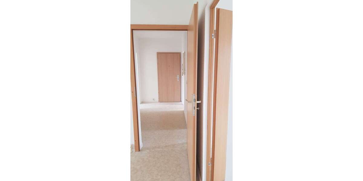 NEU -frisch renoviert. Gut geschnittene 4 Zimmer mit Balkon und Einbauküche! 4 zimmer