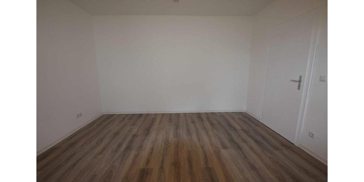 ! Zum Einzug bereit! Renovierte 3-Raumwohnung mit Wanne und Balkon ! 3 zimmer