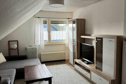 Helle und voll möblierte 2 Zimmer Wohnung für Wochenendpendler zimmer