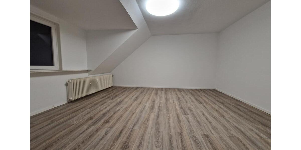 moderne Dachgeschosswohnung: Einziehen und Wohlfühlen. 2 zimmer