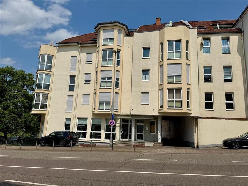 3ZKB im EG inkl. Einbauküche ab sofort zur Miete frei Warmmiete 1.190,-€ zzgl. Strom zzgl. Stellplatz im Hof 30 € zimmer