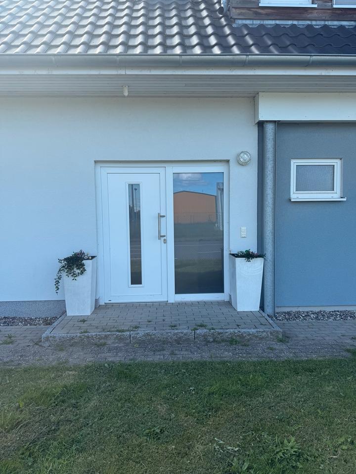 schönes helles Büro, gut gelegen mit Möglichkeit zur Übernachtung