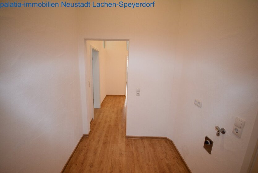 Eine wunderschoene Altbauwohnung in zentraler Stadtlage. 3 zimmer
