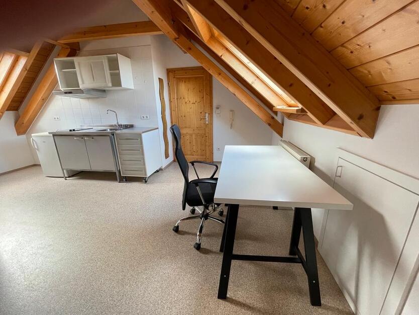 EinZimmer Dachgeschoss Wohnung frei