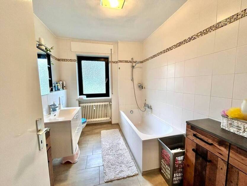 AS ImmobilieN: Wiesbaden-Delkenheim 3br 1.5bath condo fitted kitchen, parking - only 9 min to Clay