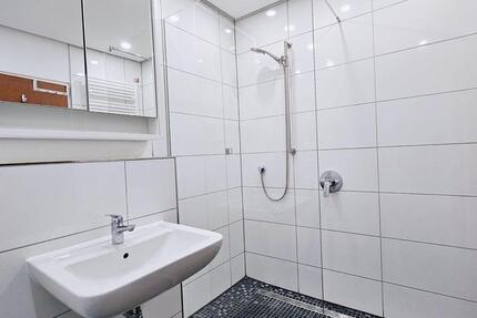 Voll möblierte Wohnung mit Einbauküche u. Balkon 3 zimmer