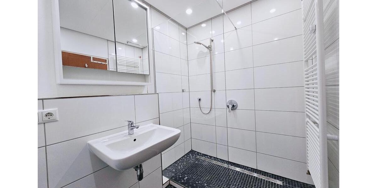 Voll möblierte Wohnung mit Einbauküche u. Balkon 3 zimmer