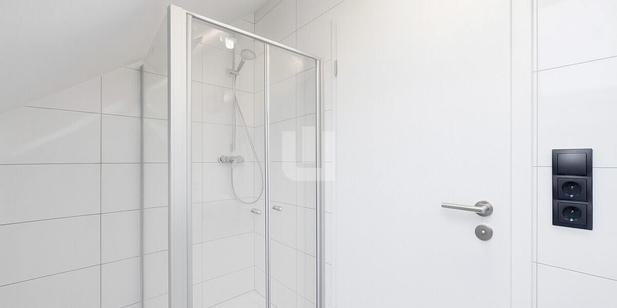 WINDISCH — Frisch renoviert und mit besonderer Architektur — 3-Zimmer-DG-Wohnung — bezugsfrei! - Dachgeschoßwohnung Fürstenfeldbruck | Angebot:24298906