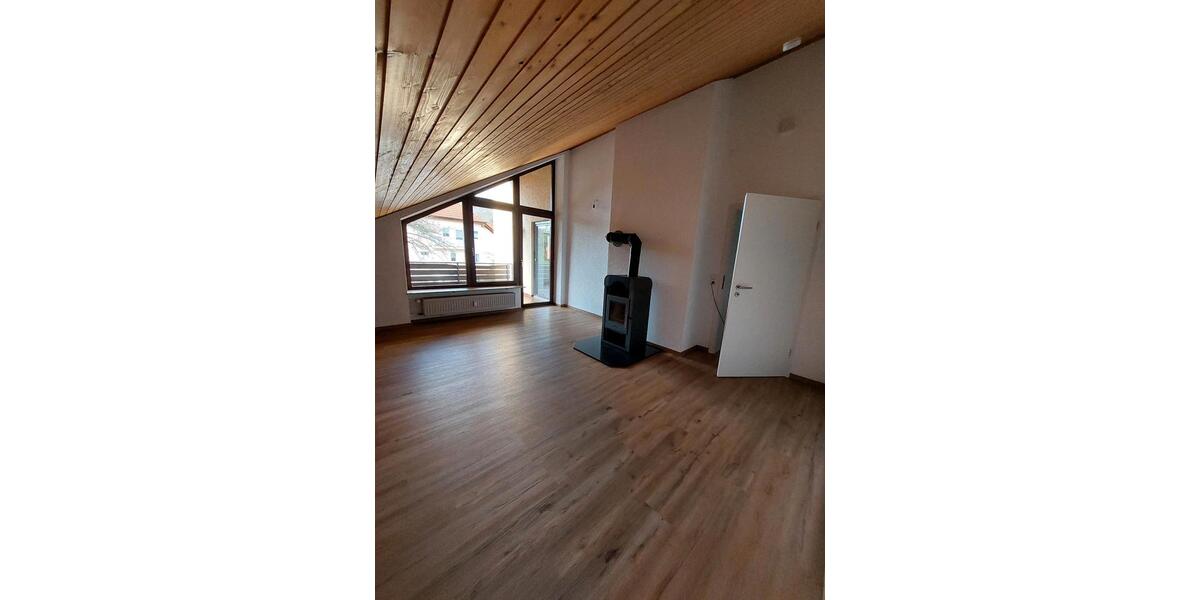 Dachgeschoßwohnung Laudenbach - 4 Zimmer, 105 m&sup2;, 950&euro; | Angebot:26338955