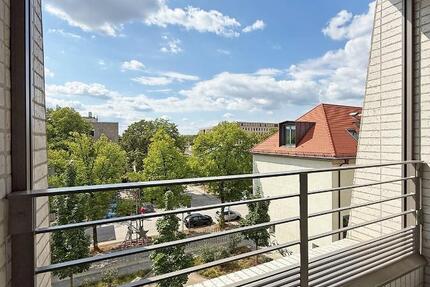 Exklusive, modern möblierte 3-Zi-Wohnung mit Loggia in bester, ruhiger Lage