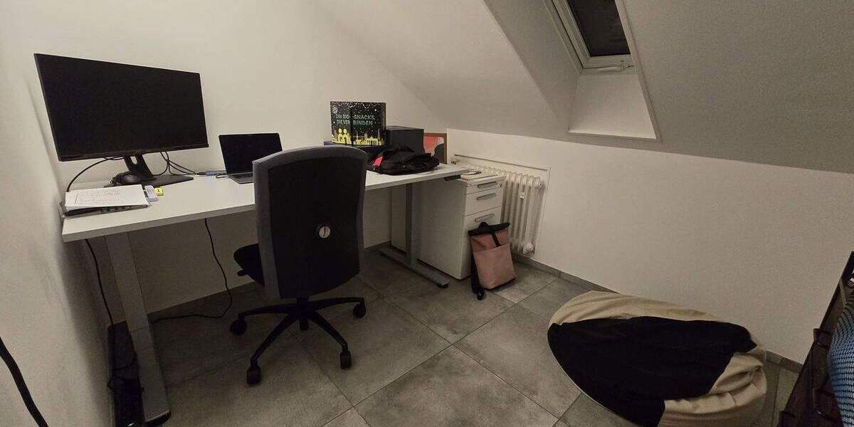 **VISTA Immobilien** Gemütliche Dachgeschoss-Wohnung mit modernem Wannenbad und Balkon 2 zimmer