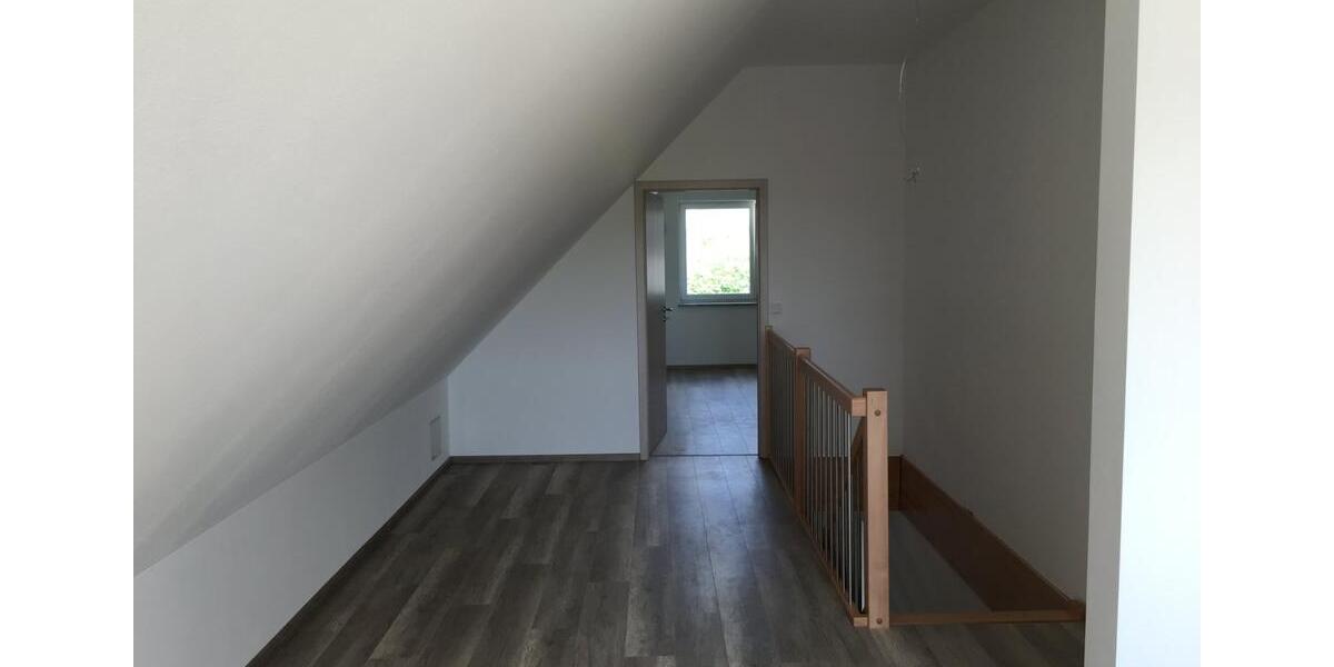 Dachgeschoßwohnung Dürrlauingen - 7 Zimmer, 175 m&sup2;, 1.300&euro; | Angebot:25509717