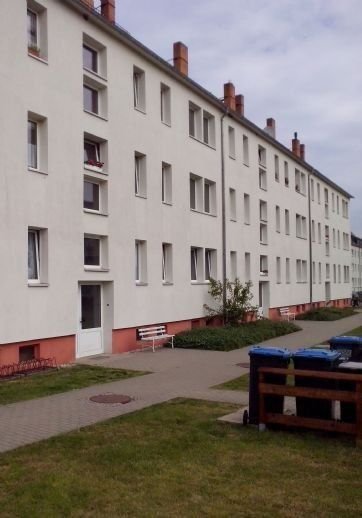 kleine 3 RaumWohnung mit Balkon zum Selbstrenovieren