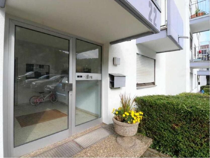 Kernsanierte 2,5-Zi-Wohnung mit EBK, Balkon und Garage