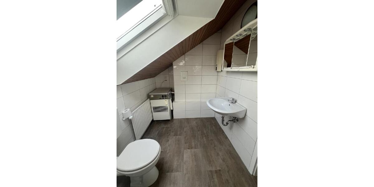 Gemütliche 2-Zimmer-Dachgeschosswohnung mit Einbauküche und Badewanne 2 zimmer