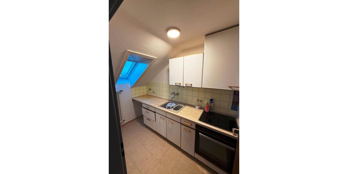 Geschmackvolle, renovierte DG-Whg mit 1,5 Räumen und Einbauküche 1.5 zimmer