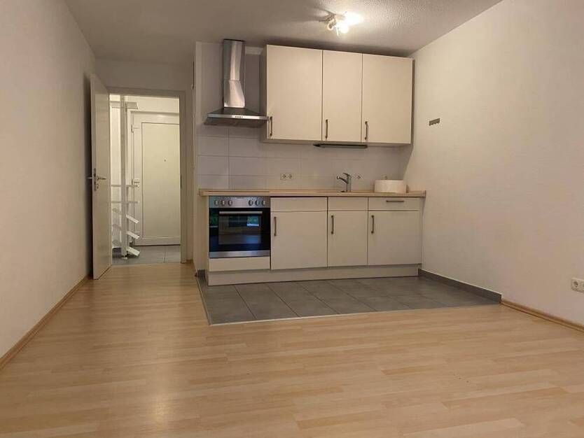 1-Zimmer-Wohnung mit eigenem Garten, EBK und TG-Stellplatz