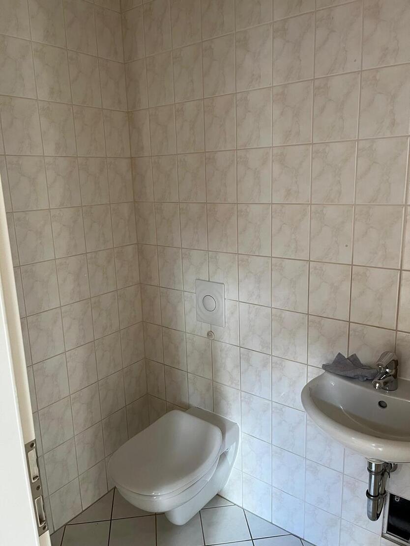 Renovierung in eigener Hand ! Tolle Lage, Herrliche Wohnung mit Balkon...5 Monate mietfrei 4 zimmer