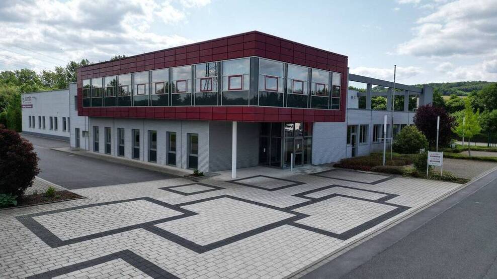 Großzügige Gewerbeliegenschaft in gut angebundener Lage von Hüsten!