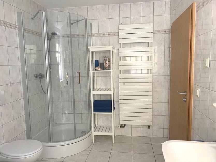 Ruhig gelegene 3-Zimmer-Wohnung mit Wintergarten auf großem Grundstück am Friedensberg