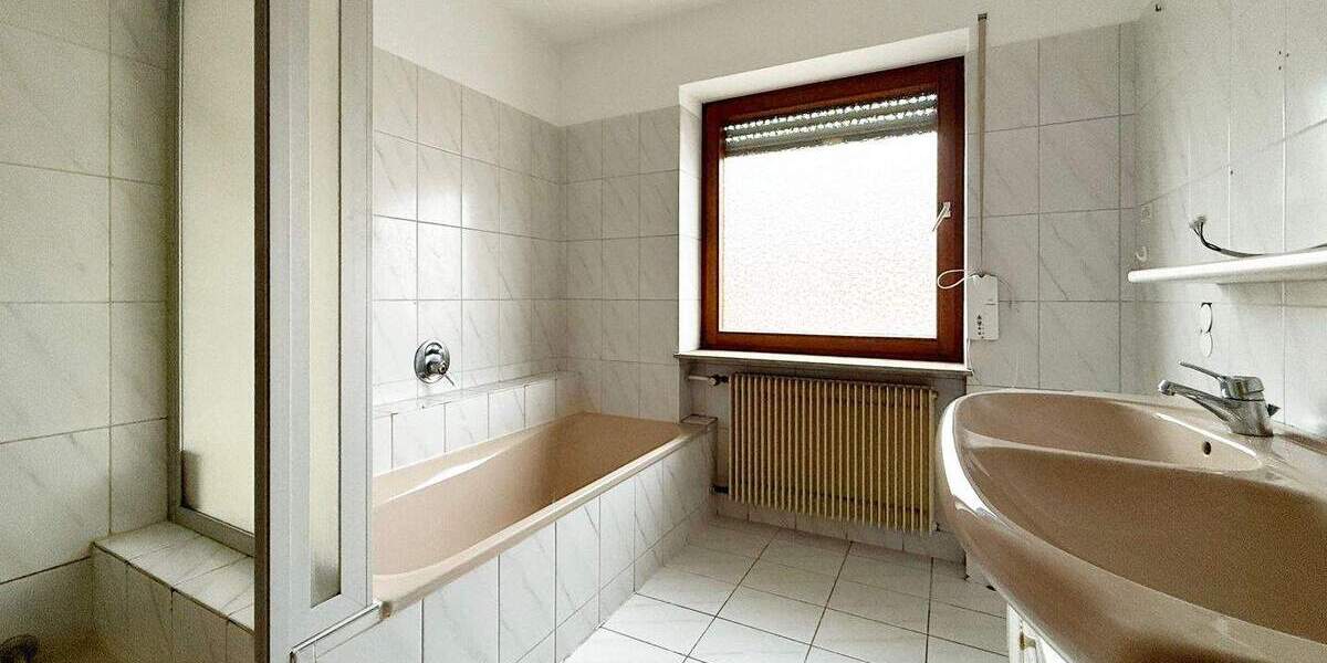 F&D | Gepflegtes Einfamilienhaus mit drei Garagen auf großem Grundstück 5 zimmer