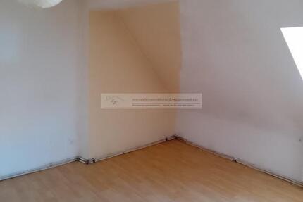 Lichtdurchflutete großzügige Dachgeschosswohnung im Herzen von Hof zu vermieten. zimmer