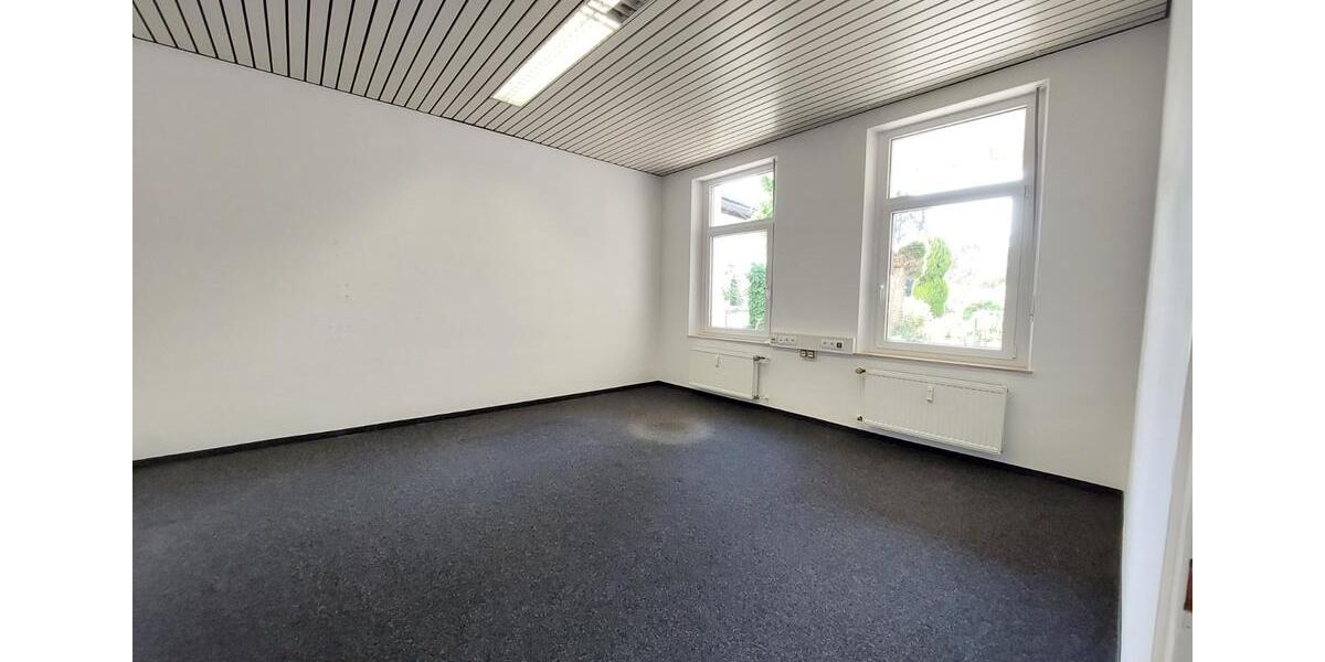 Attraktive Bürofläche mit optimaler Sichtbarkeit in zentraler Lage zimmer