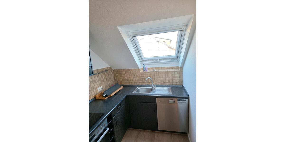 2-Zimmer Dachgeschoss Wohnung mit Balkon und Einbauküche 2 zimmer
